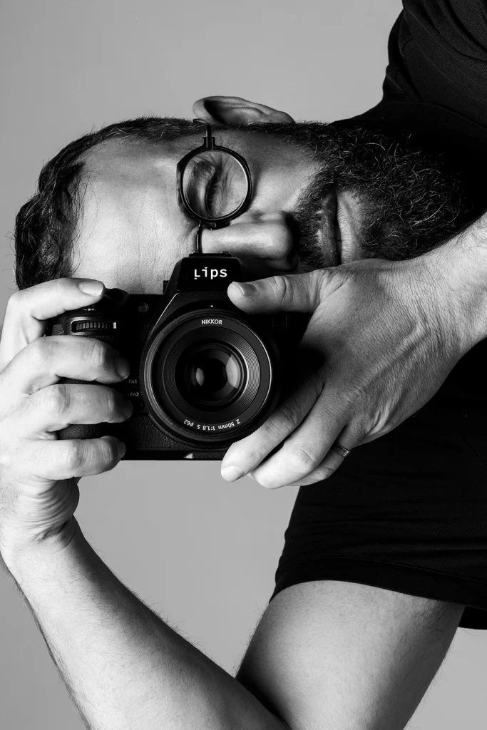 Mathieu Lipsteinas, photographe, appareil à hauteur de visage